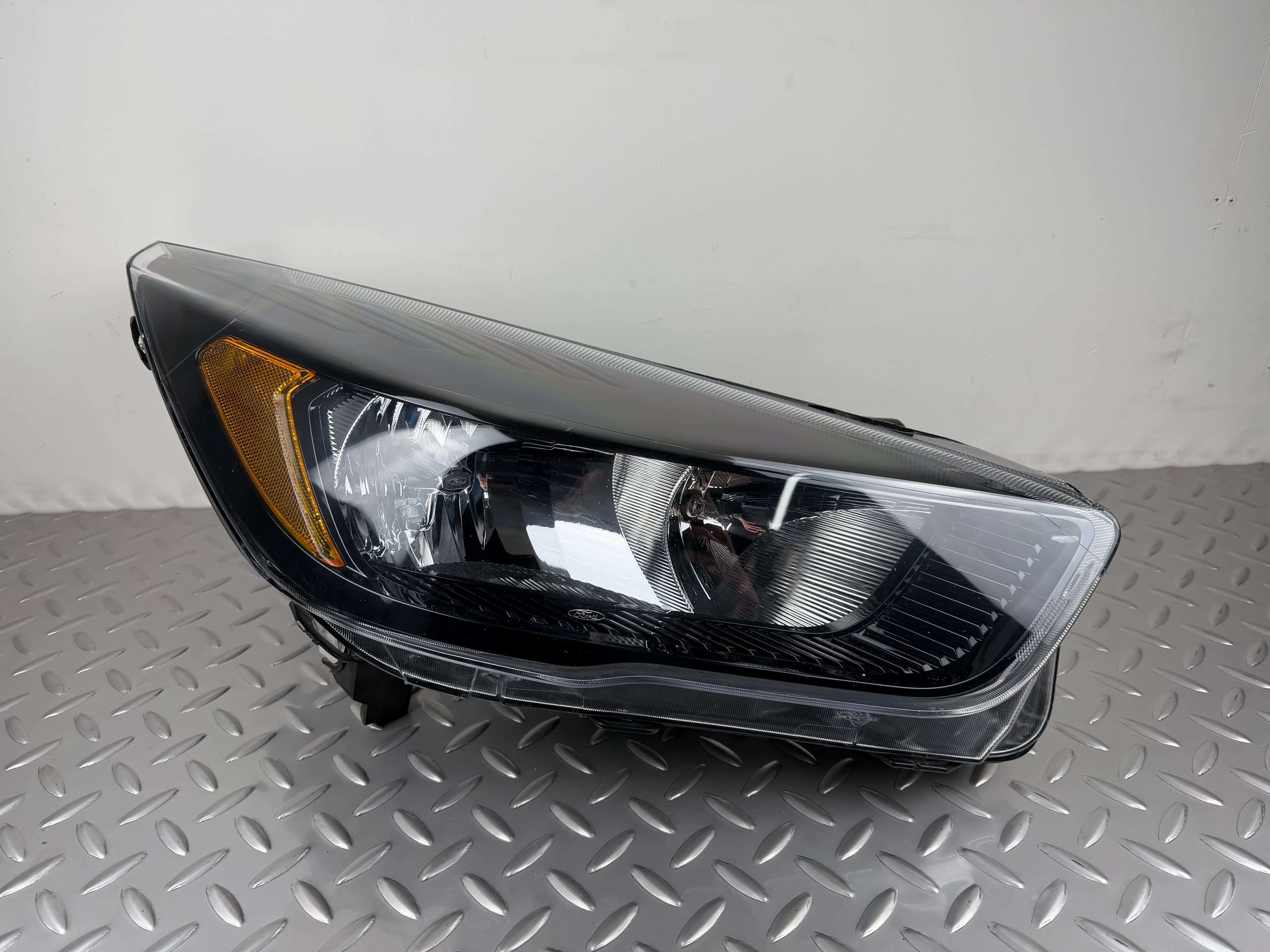 Фара передня права Ford Escape MK3 17-19 рест, галоген, темна