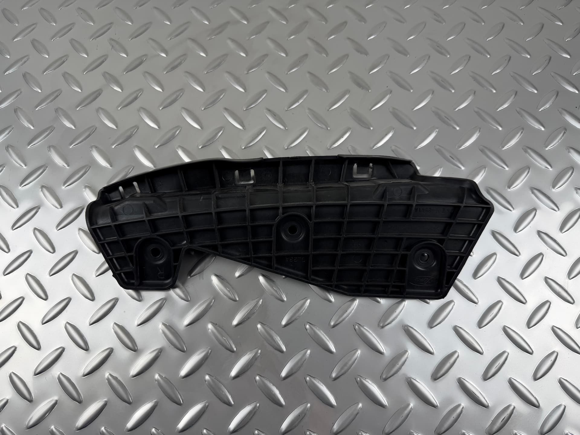 Кріплення переднього бампера під фарою праве Ford Escape MK3 17-19 - фото 1