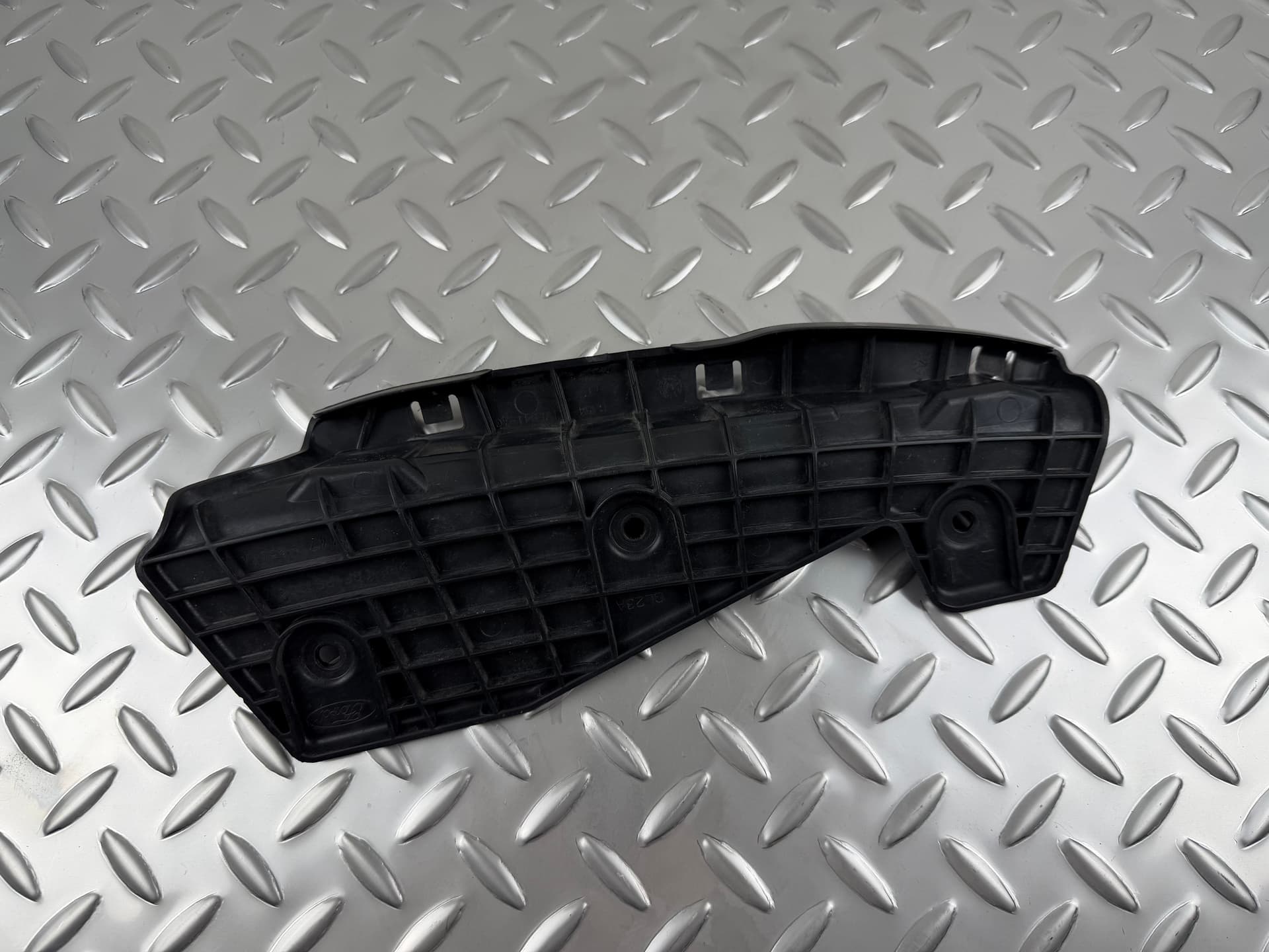 Кріплення переднього бампера під фарою ліве Ford Escape MK3 17-19 - фото 1