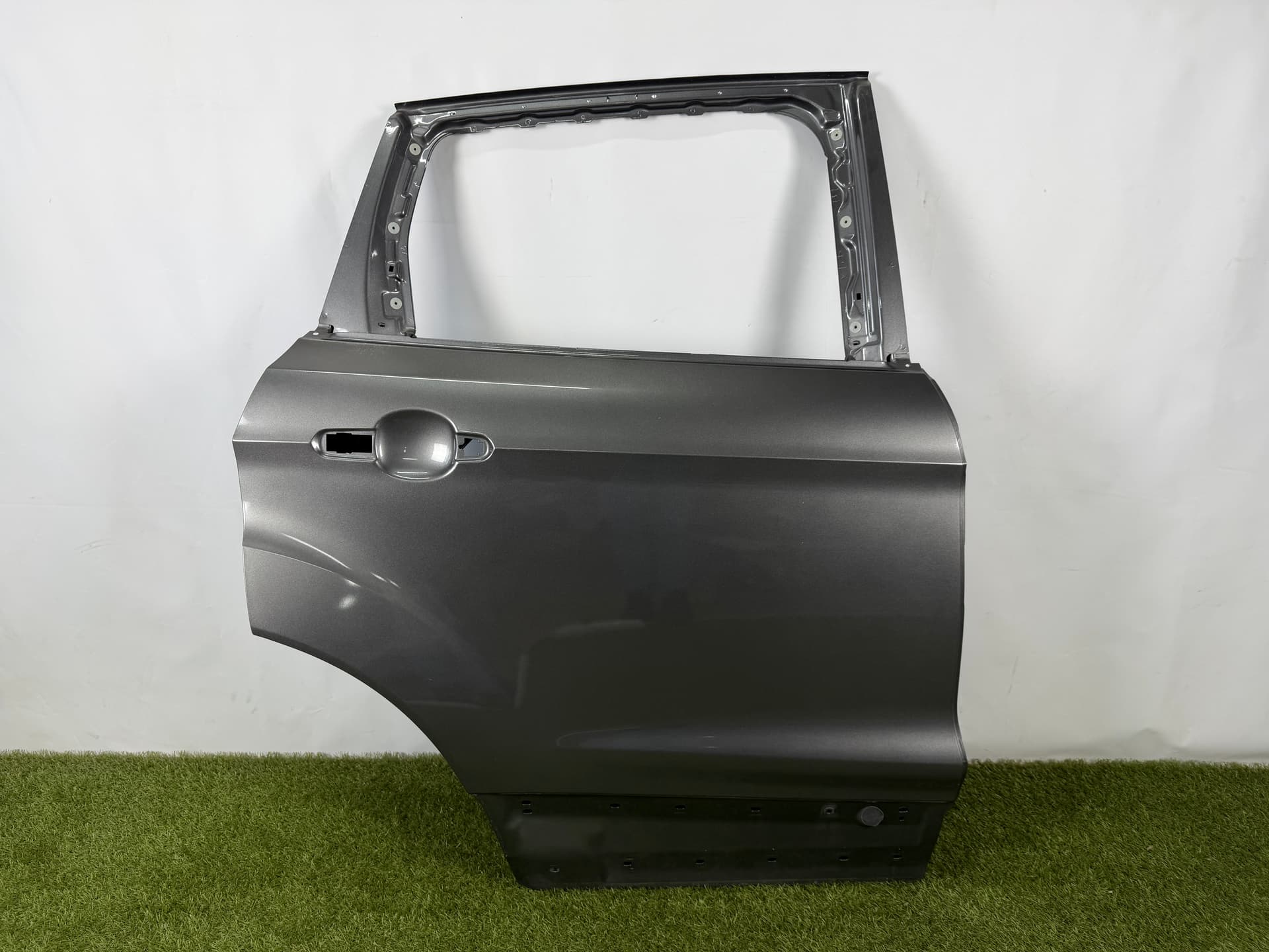 Двері голі задні праві Ford Escape MK3 13-19 графіт UJ, потертості, обліз лак - фото 1