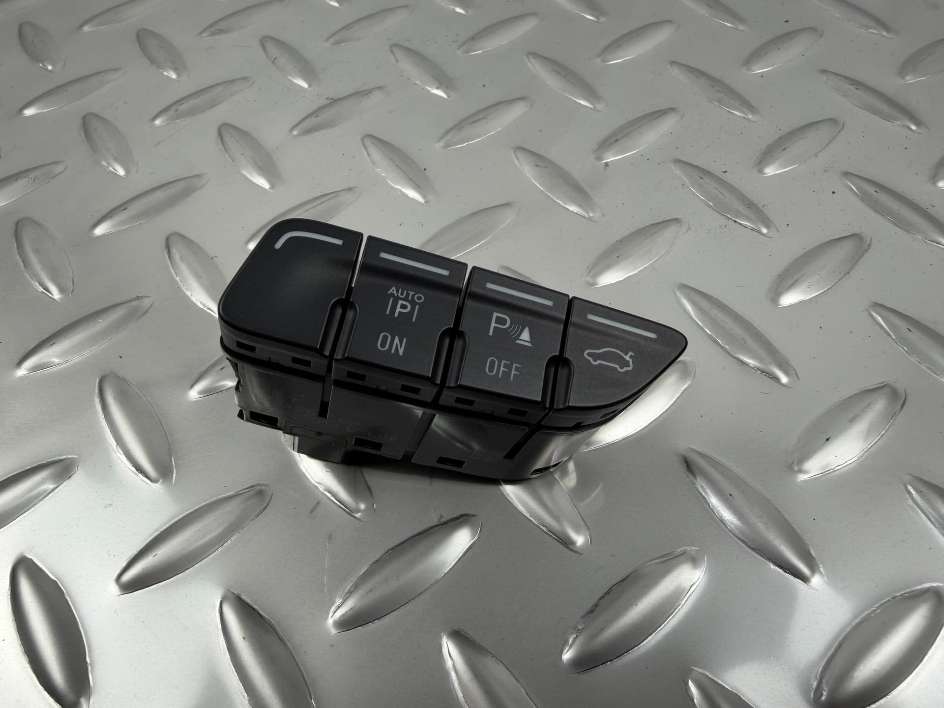 Кнопки відкриття дверей багажника Ford Escape MK3 13-16 під парктроніки та авто паркінг - фото 1