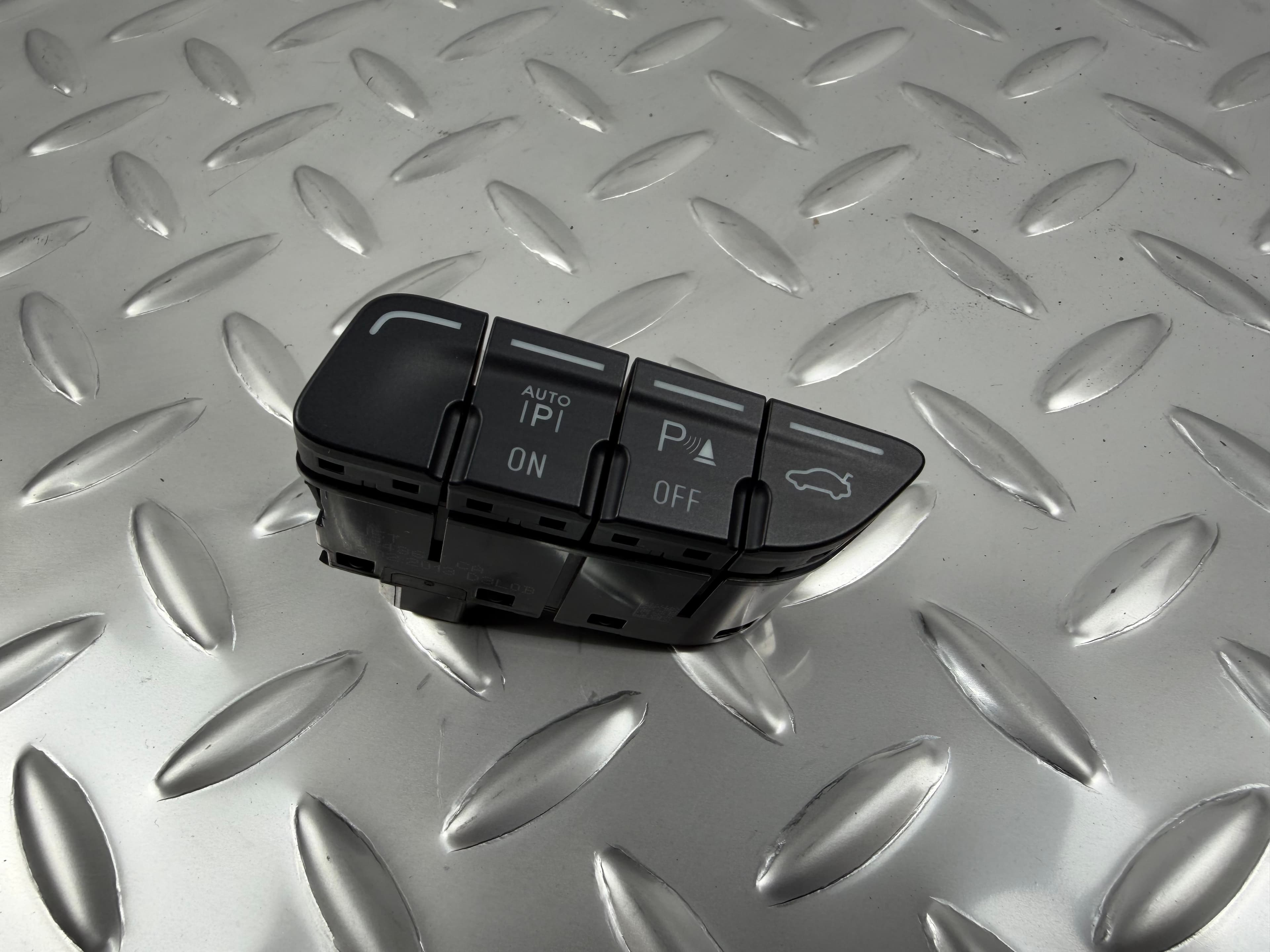 Кнопки відкриття дверей багажника Ford Escape MK3 13-16 під парктроніки та авто паркінг