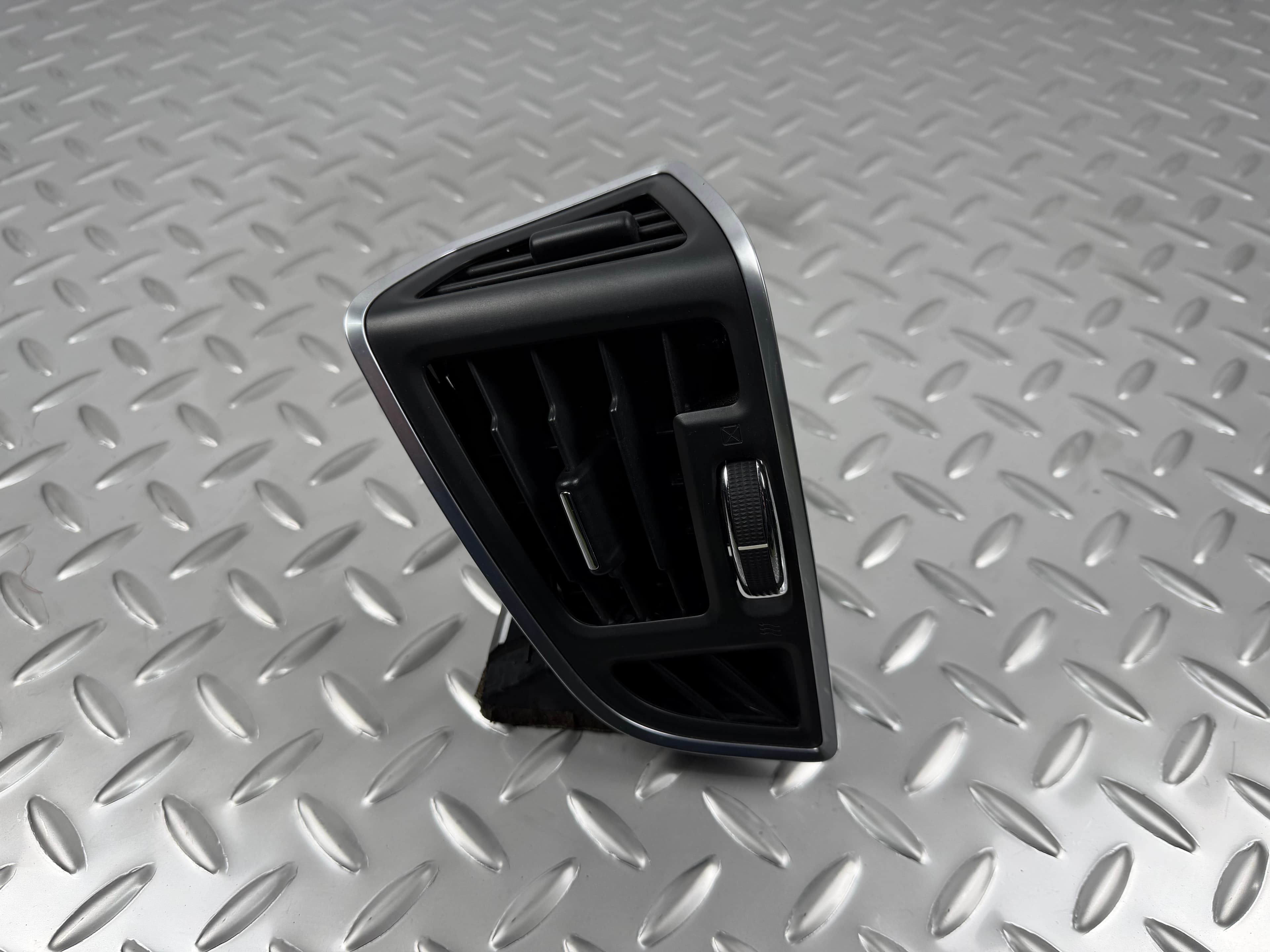 Дефлектор повітропроводу лівий торпеди Ford Escape MK3 13-16 чорний з хром молдингом