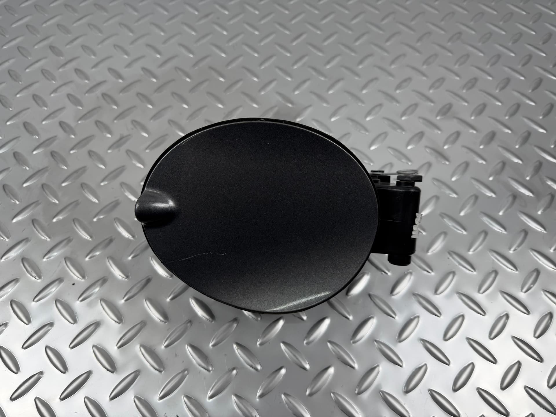 Лючок бензобака з корпусом Ford Escape MK3 13-19 графіт UJ - фото 1