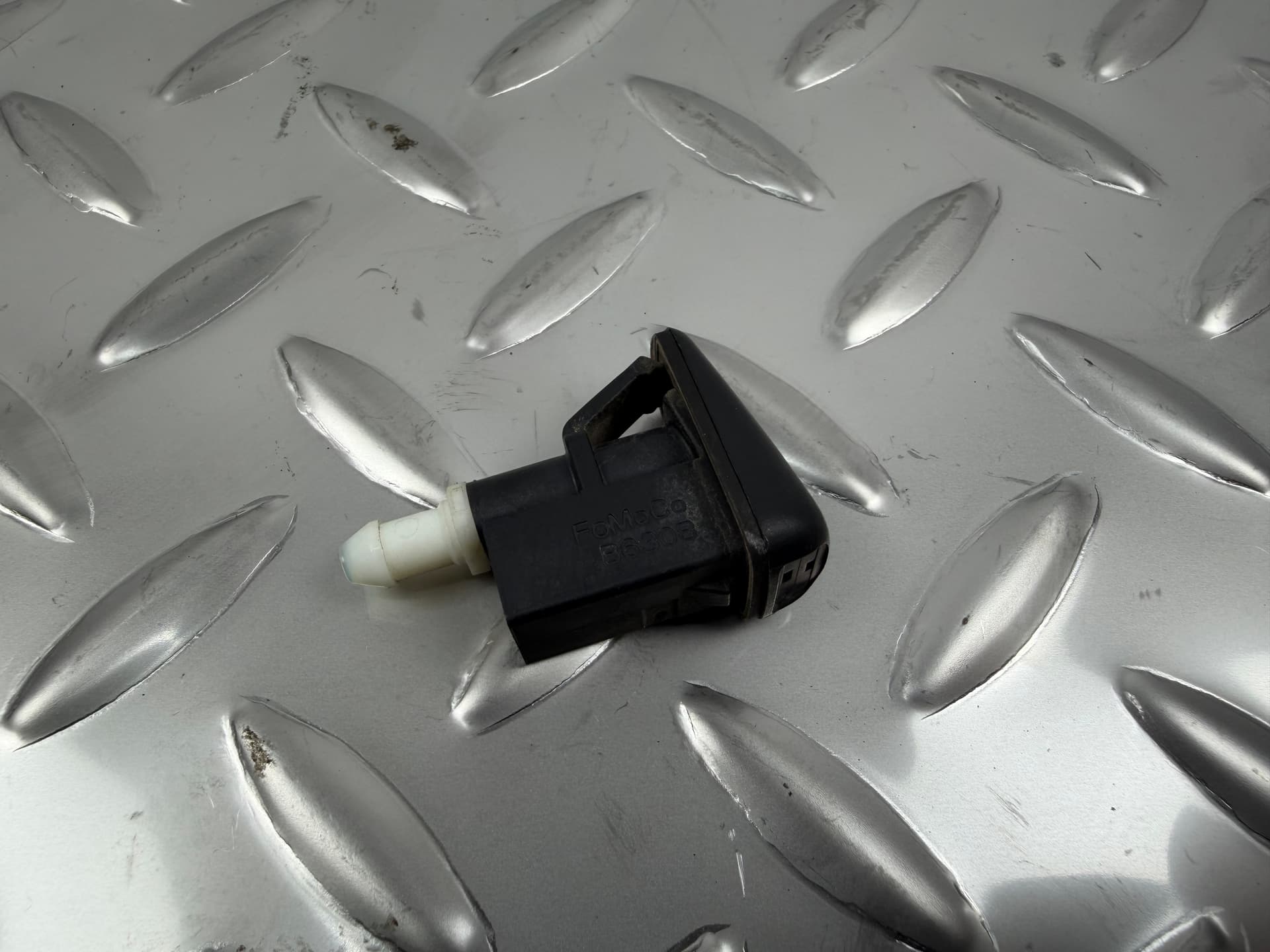 Форсунка омивача лобового скла Ford Escape MK3 13-16 - фото 1