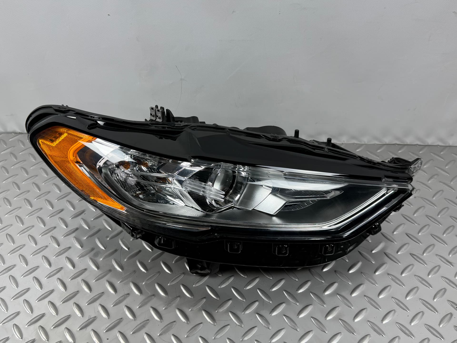 Фара передня права Ford Fusion mk5 17-20 галоген, без DRL  - фото 1