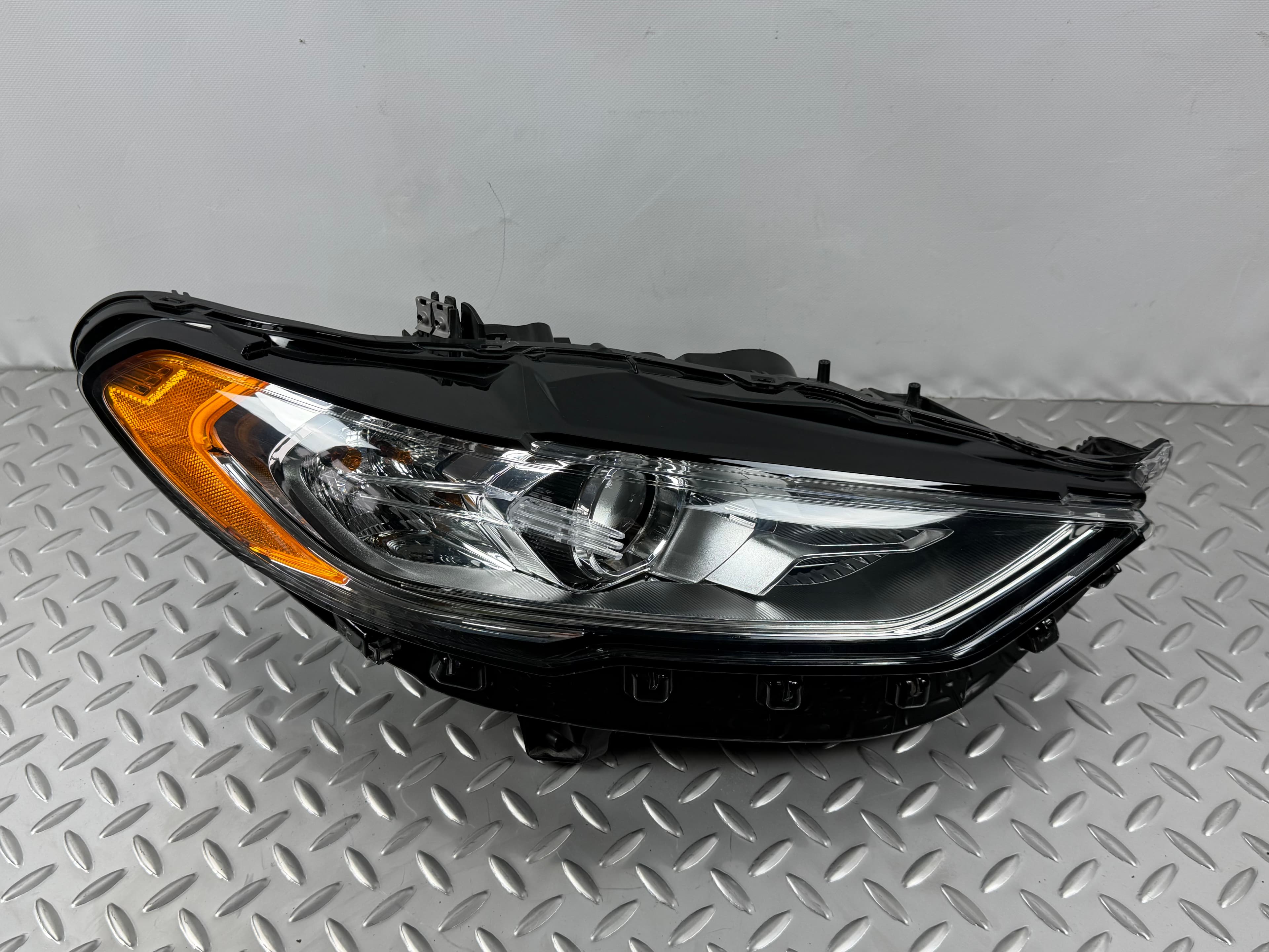 Фара передня права Ford Fusion mk5 17-20 галоген, без DRL 