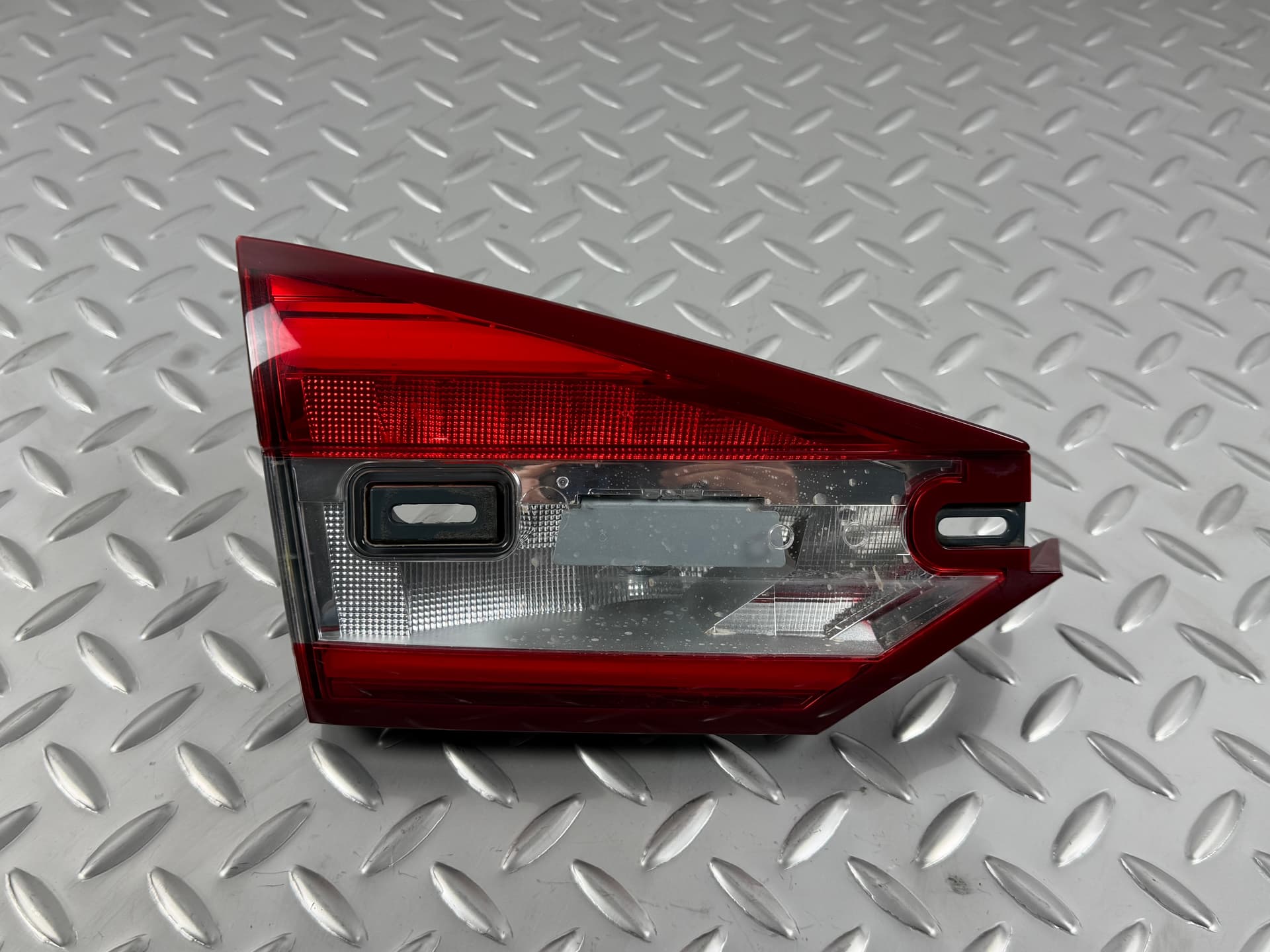 Ліхтар внутрішній кришка багажника лівий Ford Fusion mk5 17-18 галоген - фото 1