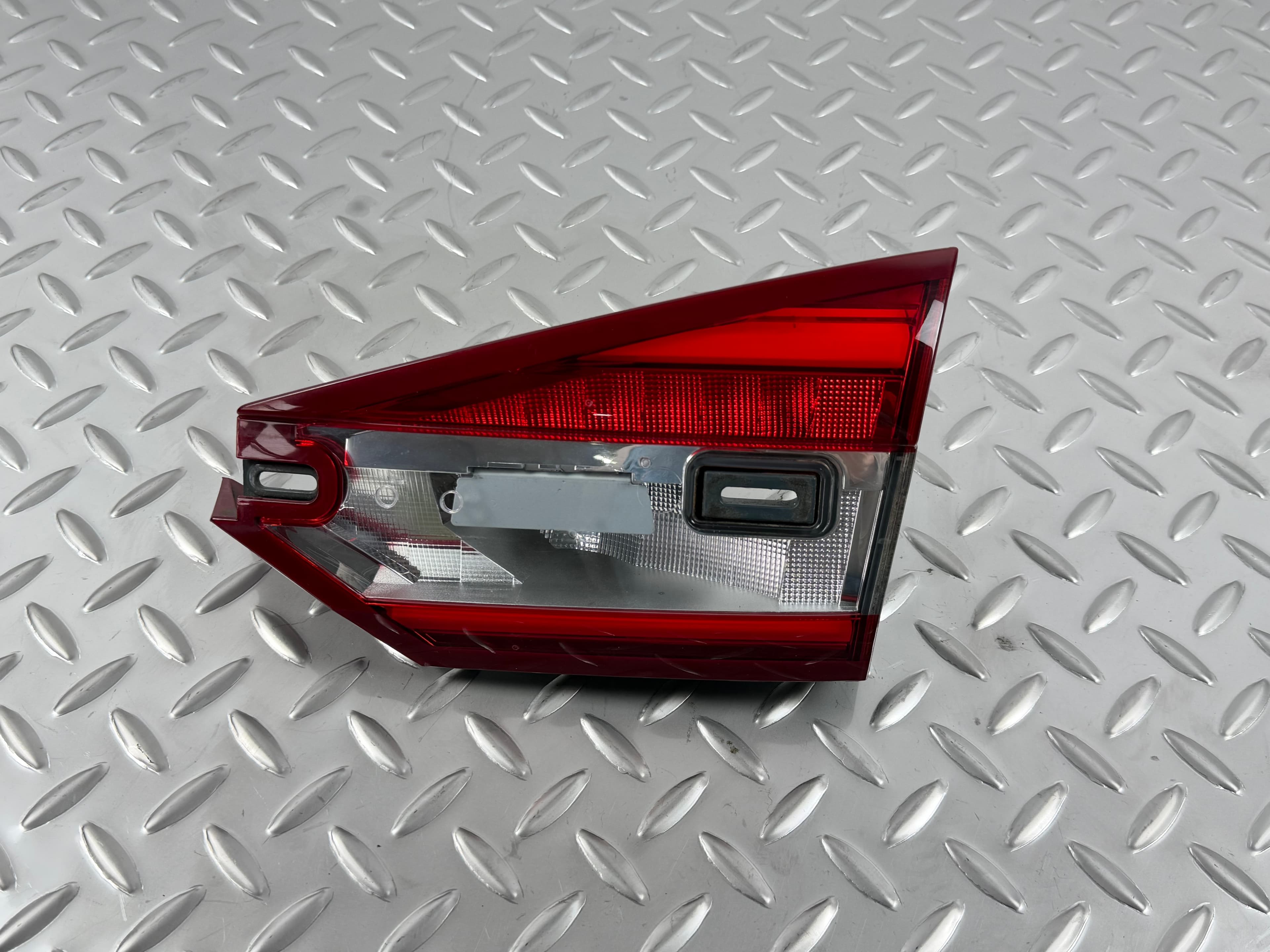 Ліхтар внутрішній кришка багажника правий Ford Fusion mk5 17-18 галоген