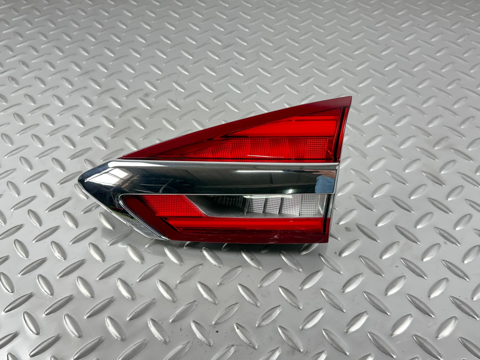 Ліхтар внутрішній кришка багажника правий Ford Fusion mk5 19-20 галоген з хромом - фото 1