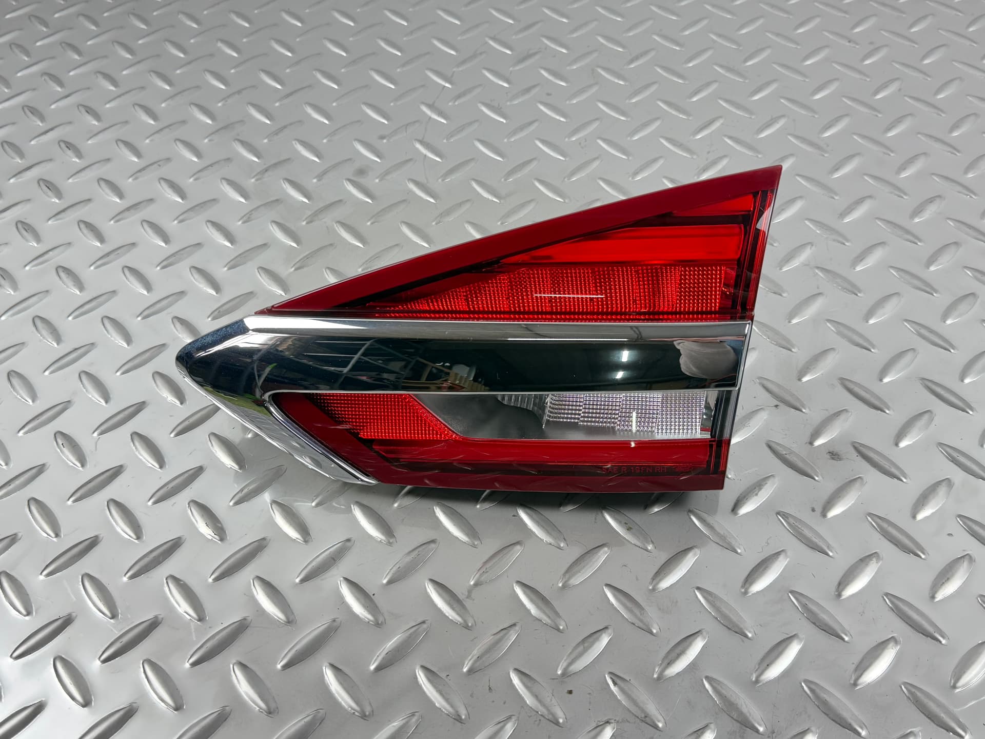 Ліхтар внутрішній кришка багажника правий Ford Fusion mk5 19-20 галоген+LED з хромом - фото 1