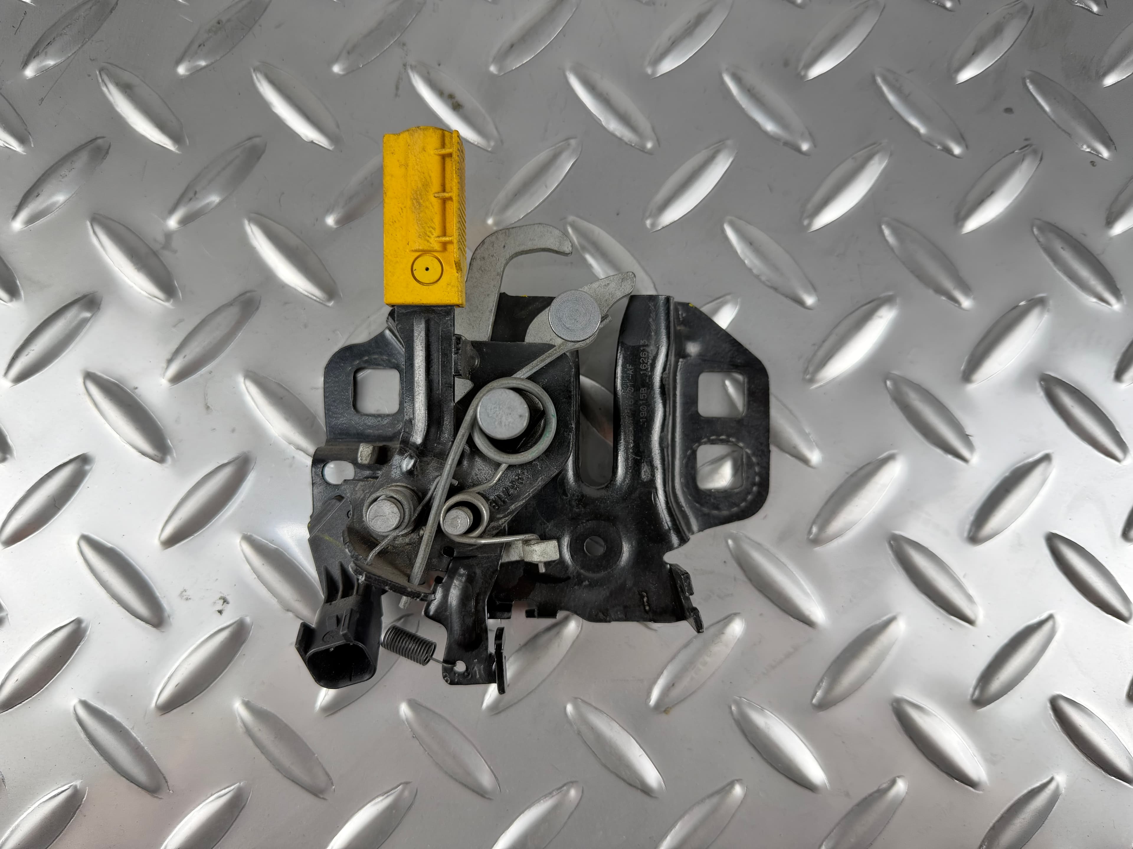 Замок капота лівий Ford Fusion mk5 13-20 з датчиком