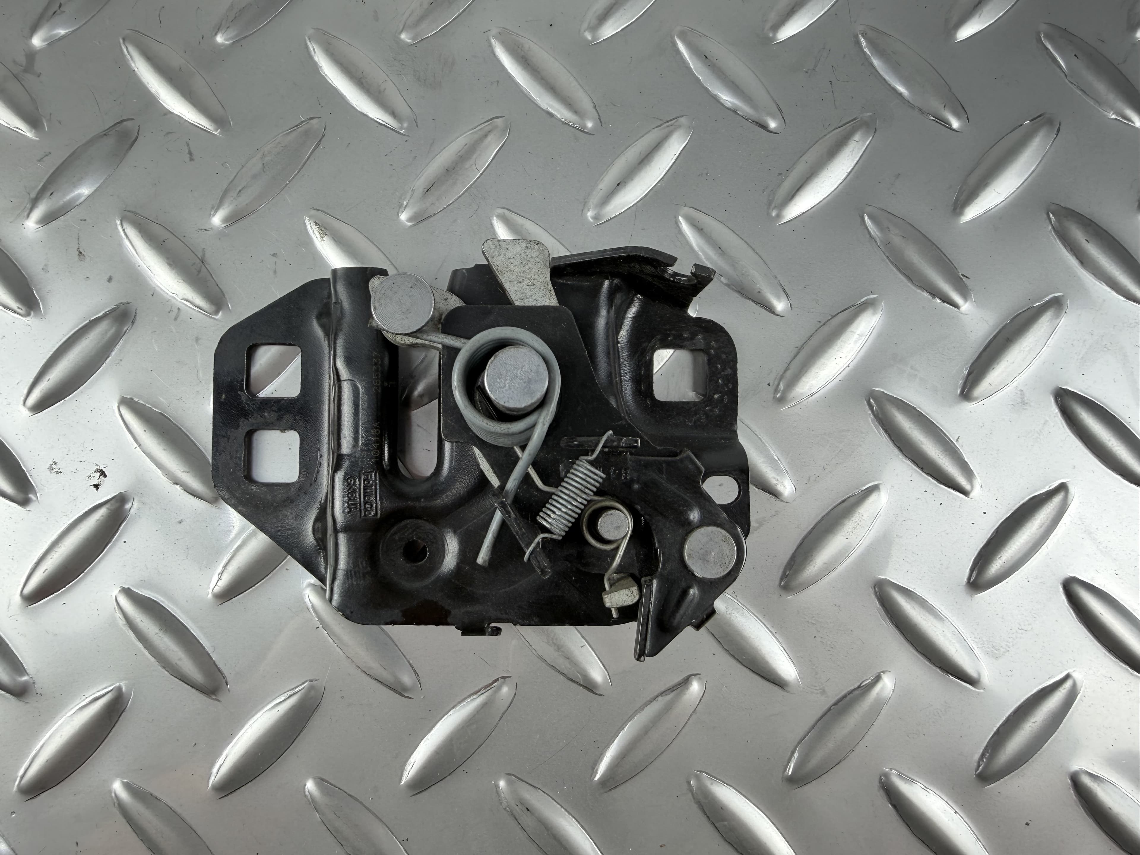 Замок капота правий Ford Fusion mk5 13-20