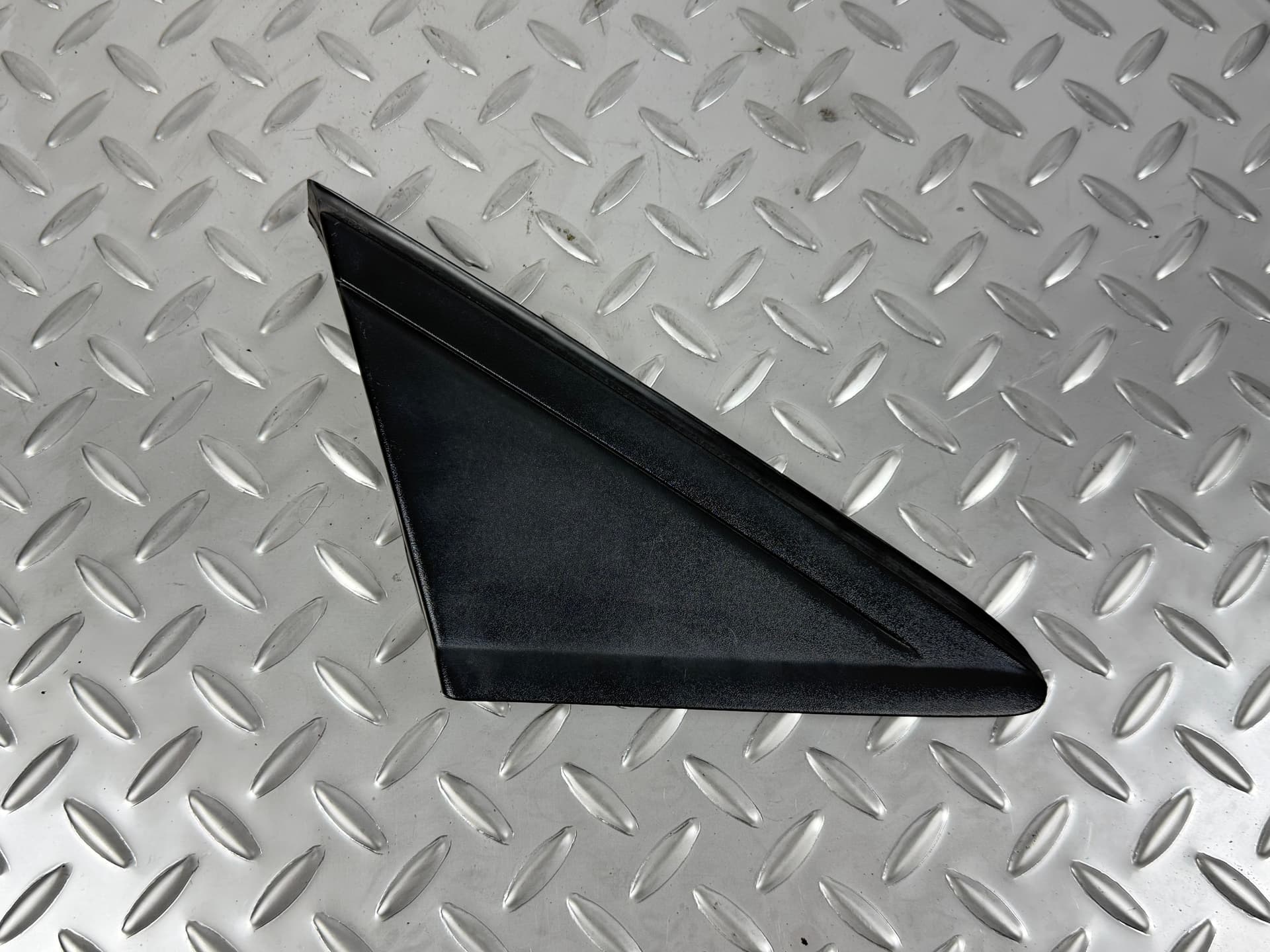 Заглушка трикутник крила передня права Ford Escape MK3 13-19 структура - фото 1